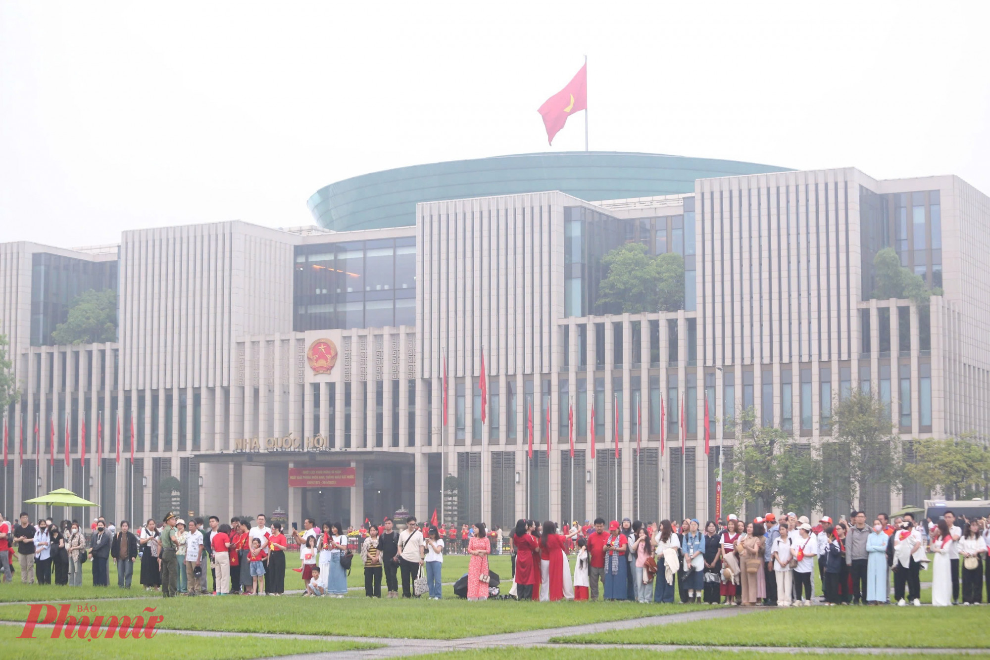 Đông đảo nhân dân tham dự nghi lễ chào cờ trong ngày đặc biệt.