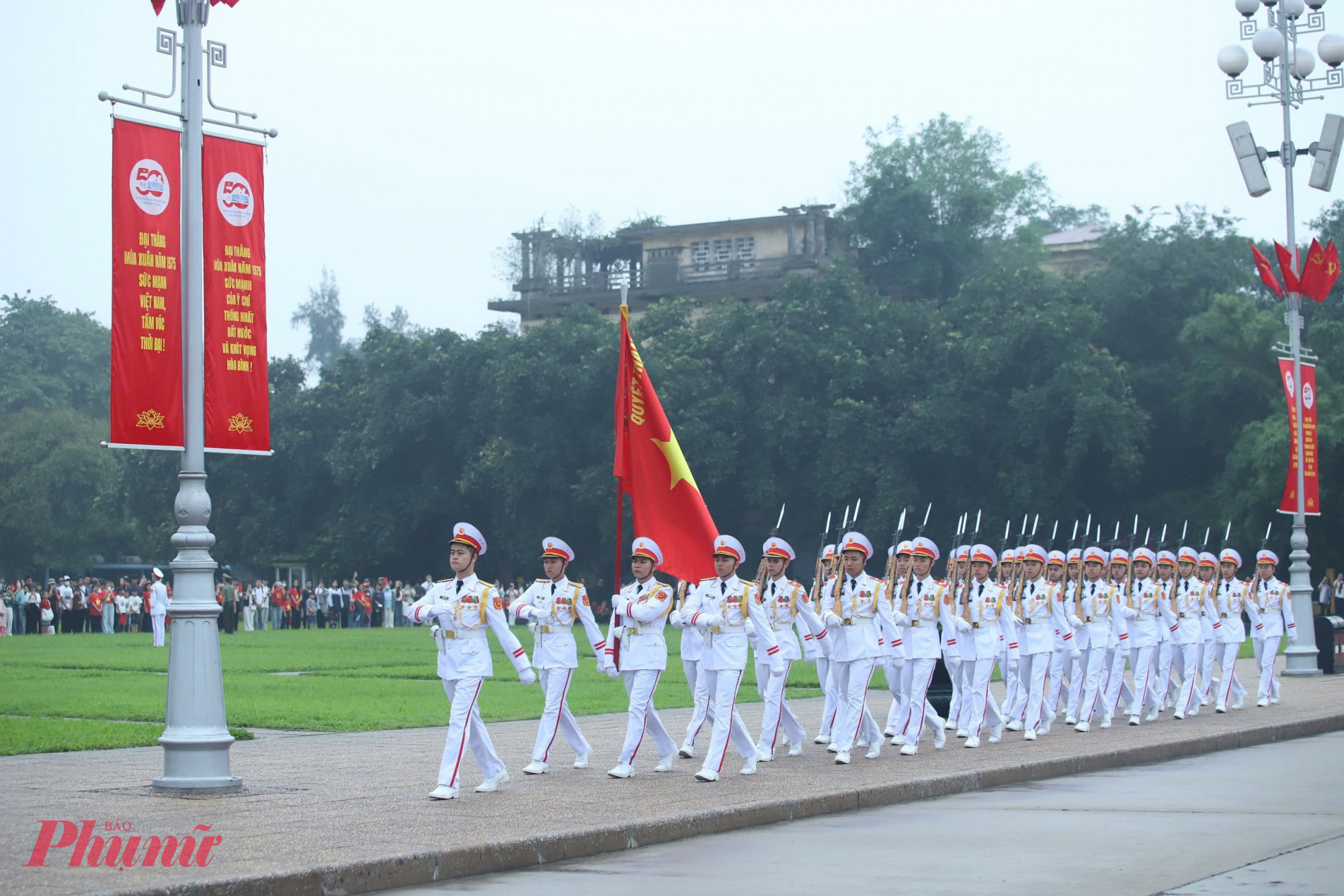 Đúng 6 giờ, nghi thức được cử hành, đội tiêu binh danh dự gồm 34 đồng chí tượng trưng cho 34 chiến sĩ đầu tiên của Đội Việt Nam Tuyên truyền Giải phóng quân tiến vào khuôn viên quảng trường Ba Đình. Dưới nền nhạc hành khúc Tiến bước dưới quân kỳ, các chiến sĩ tiến về khu vực cột cờ để chuẩn bị các nghi thức trang trọng.