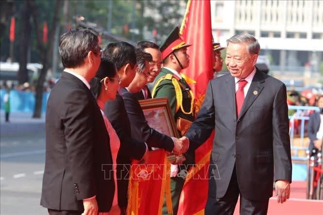 Tổng bí thư Tô Lâm thay mặt lãnh đạo Đảng, Nhà nước trao tặng danh hiệu Anh hùng Lao động cho Đảng bộ, Chính quyền và Nhân dân TPHCM - Ảnh TTXVN