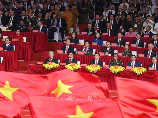 Tổng Bí thư Tô Lâm và các đồng chí Lãnh đạo, nguyên Lãnh đạo Đảng, Nhà nước cùng các vị khách quốc tế và đại biểu dự buổi lễ. 