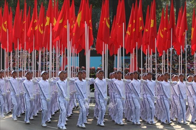 Khối cờ Đảng, cờ Tổ quốc tiến qua Lễ đài. 