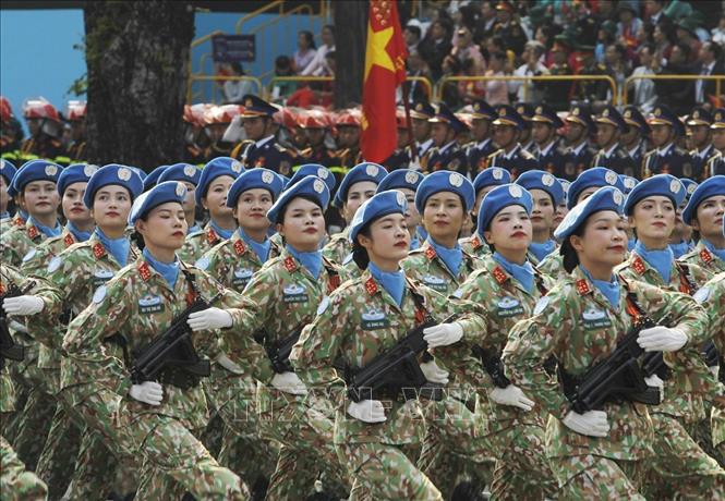 Khối nữ Gìn giữ hòa bình diễu qua Lễ đài.