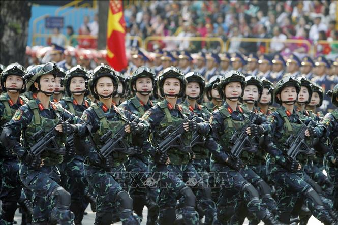 Khối nữ Chiến sĩ Biệt động diễu qua Lễ đài.