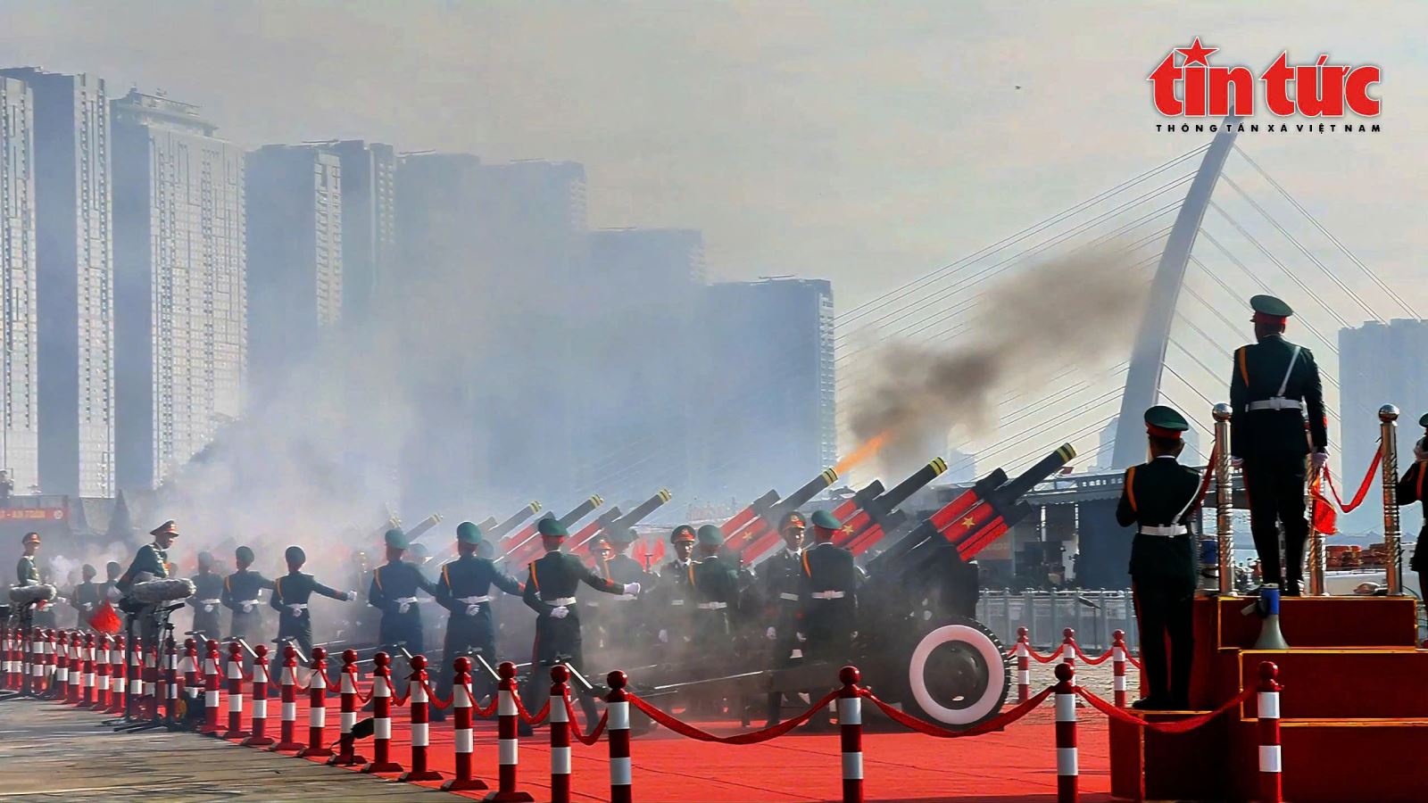 Dàn đại bác khai hỏa vang rền mở màn Lễ kỷ niệm 50 năm Ngày giải phóng miền Nam. Ảnh: Báo Tin tức và Dân tộc/TTXVN