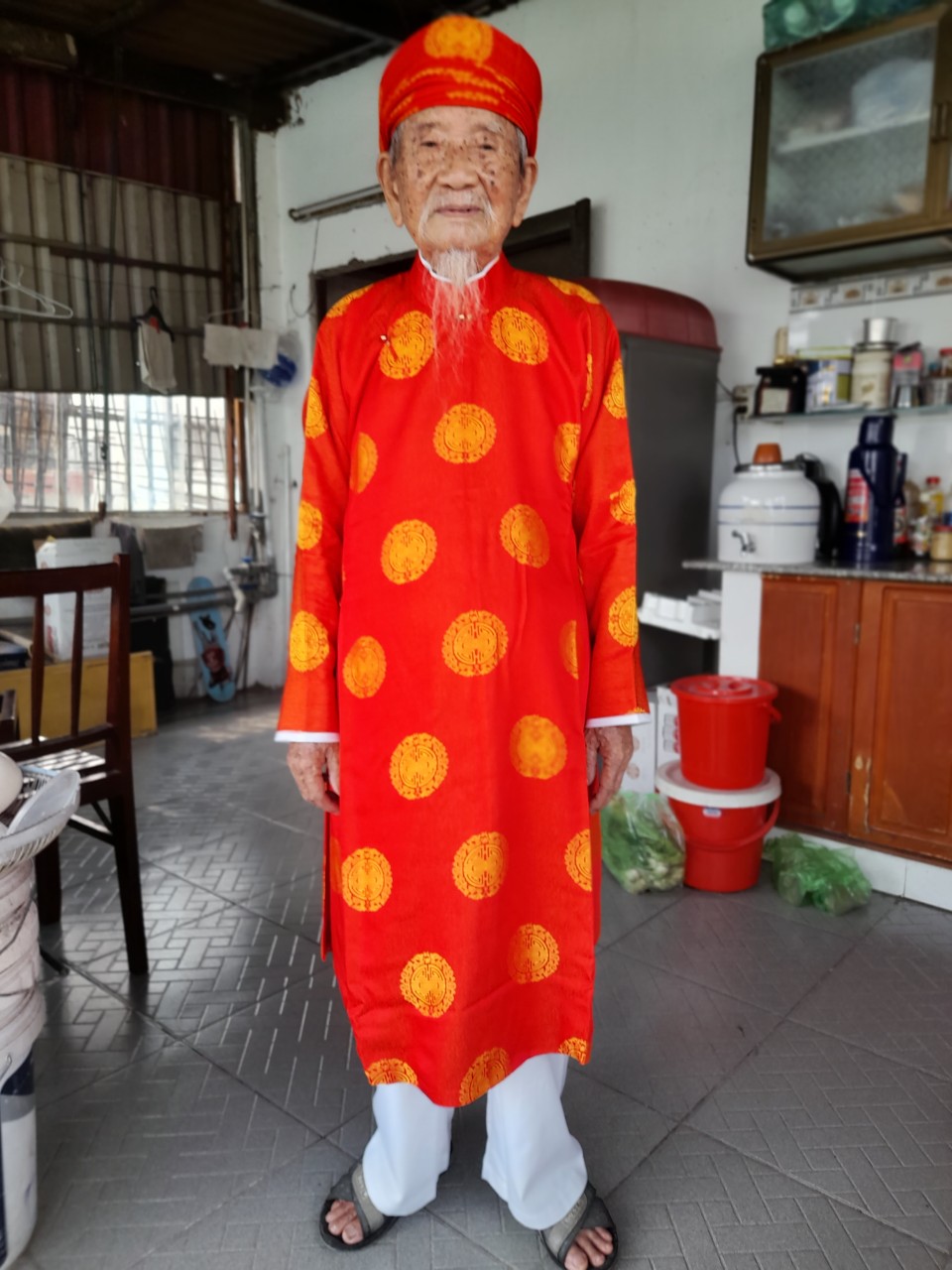Cụ Nguyễn Đình Tư sửa soạn đến dự đại lễ - Ảnh: VH