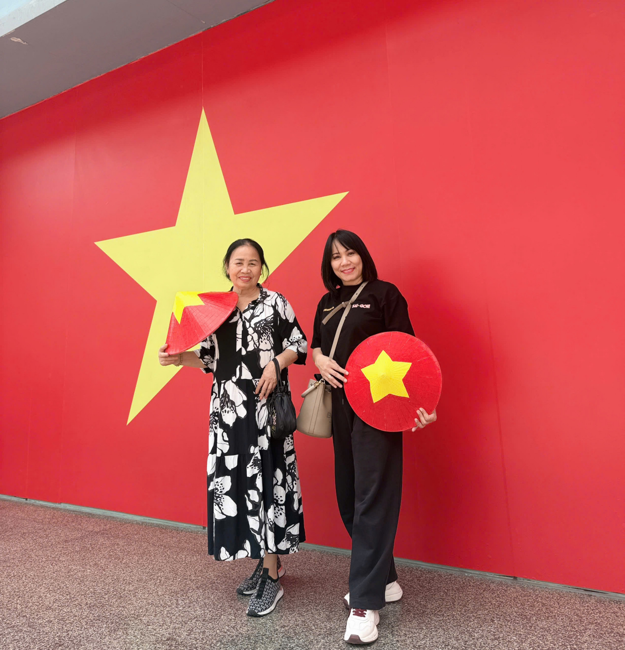Bà Nguyễn Thị Kim Lan cùng con gái Anh Loan đang sống và làm việc ở TPHCM cùng tham dự đại lễ - Ảnh: BM