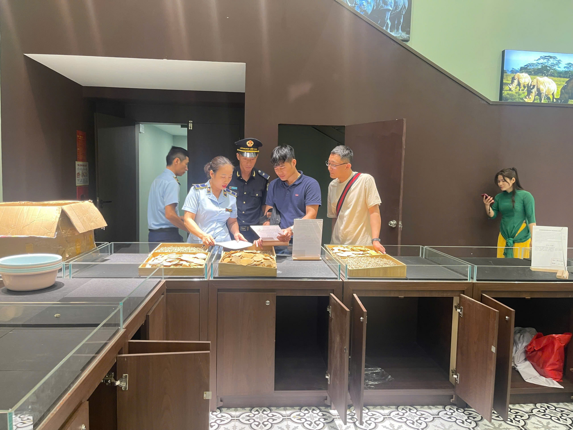 Lực lượng chức năng kiểm tra Cửa hàng SK Kỳ Bảo Hạ Long - Ảnh: Cục Quản lý và Phát triển thị trường trong nước