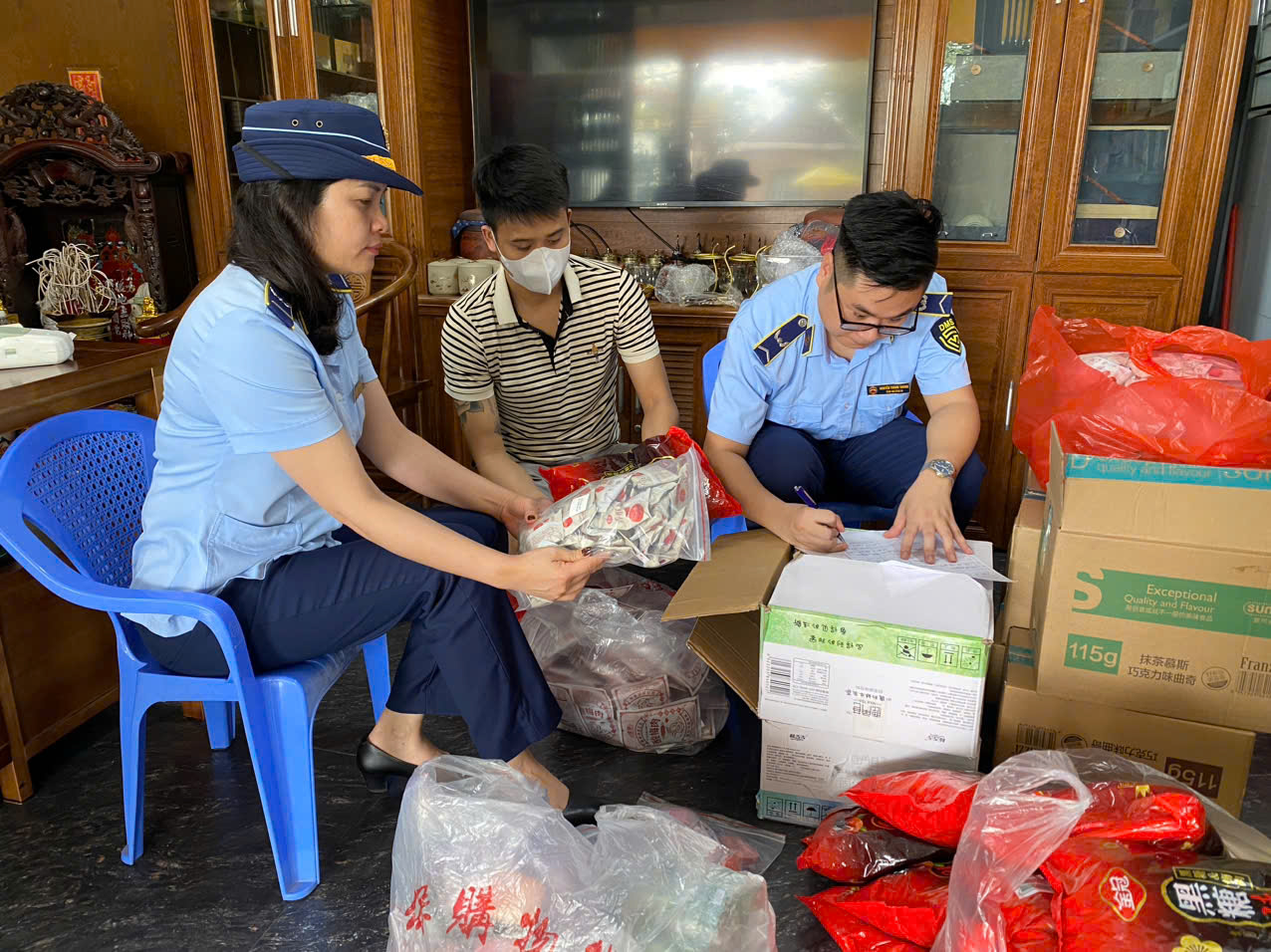 Lực lượng chức năng kiểm tra điểm kinh doanh Facebook Sơn Trà tại Móng Cái - Ảnh: Cục Quản lý và Phát triển thị trường trong nước