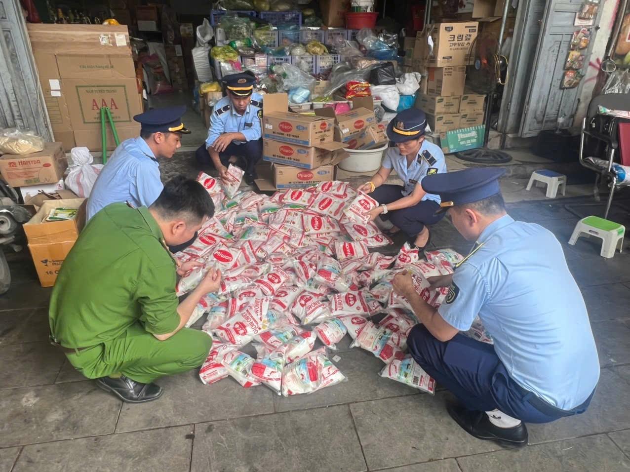 Các sản phẩm bị thu giữ có dấu hiệu giả mạo nhãn hiệu MIWON và AJINOMOTO - Ảnh: Cục Quản lý và Phát triển thị trường trong nước