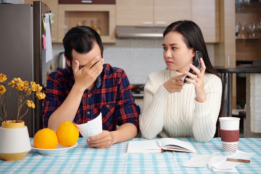 Mỗi lần nhắc nhở chồng chuyện chi tiêu, vợ chồng chị lại cãi nhau. (Hình minh hoạ)