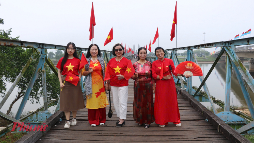 Người dân hân hoan chụp ảnh trên cây cầu Hiền Lương lịch sử