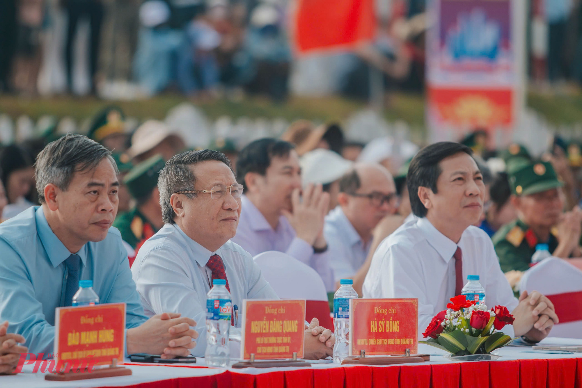 Các dồng chí lãnh đạo tỉnh Quảng Trị tham dự lễ thượng cờ