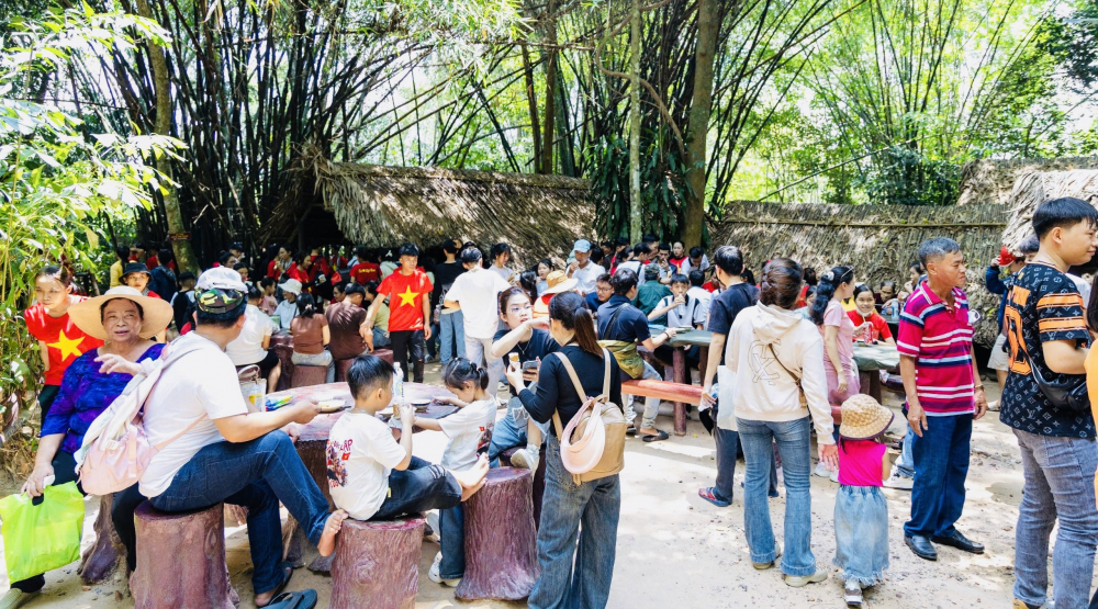 Du khách tham quan địa đạo Củ Chi trong ngày 30/4.