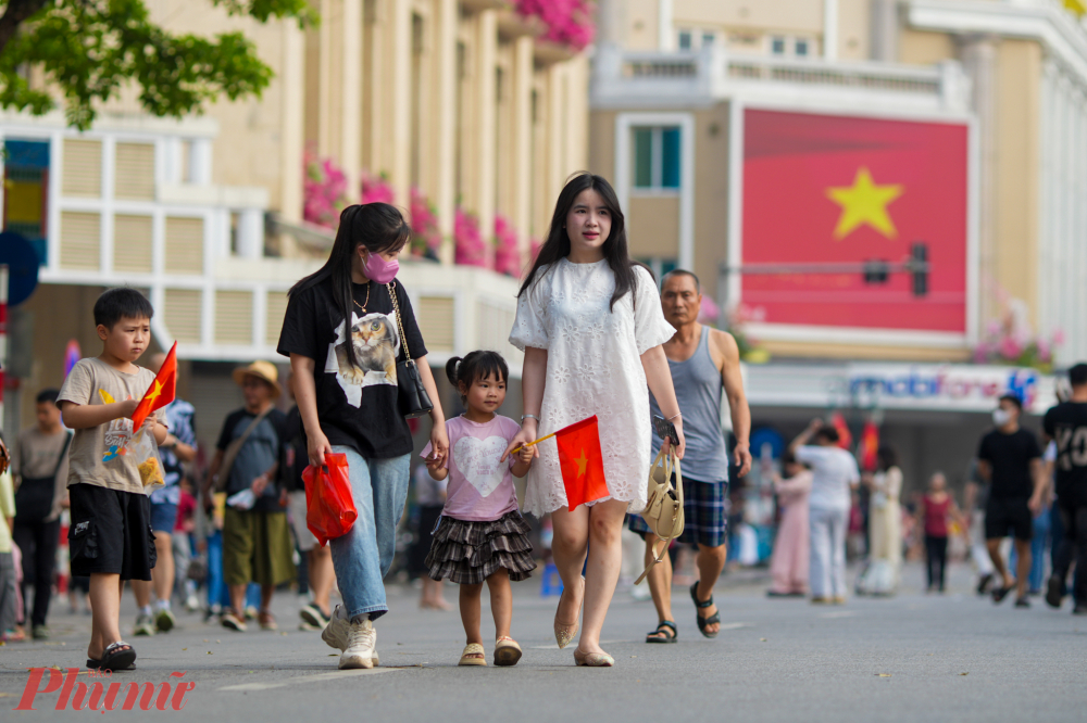 Các tuyến phố được trang hoàng lộng lẫy với cờ đỏ sao vàng, băng rôn, khẩu hiệu, tạo nên không gian rực rỡ sắc màu.