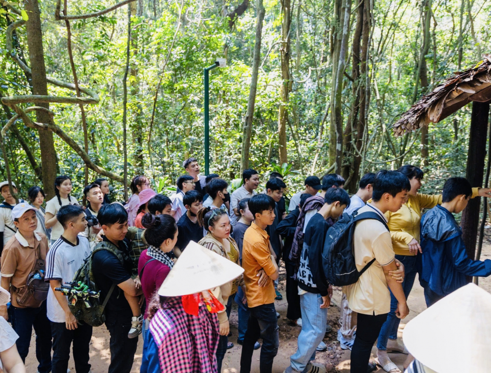 Người dân, du khách chen chút chờ chui địa đạo Củ Chi ngày 30/4.