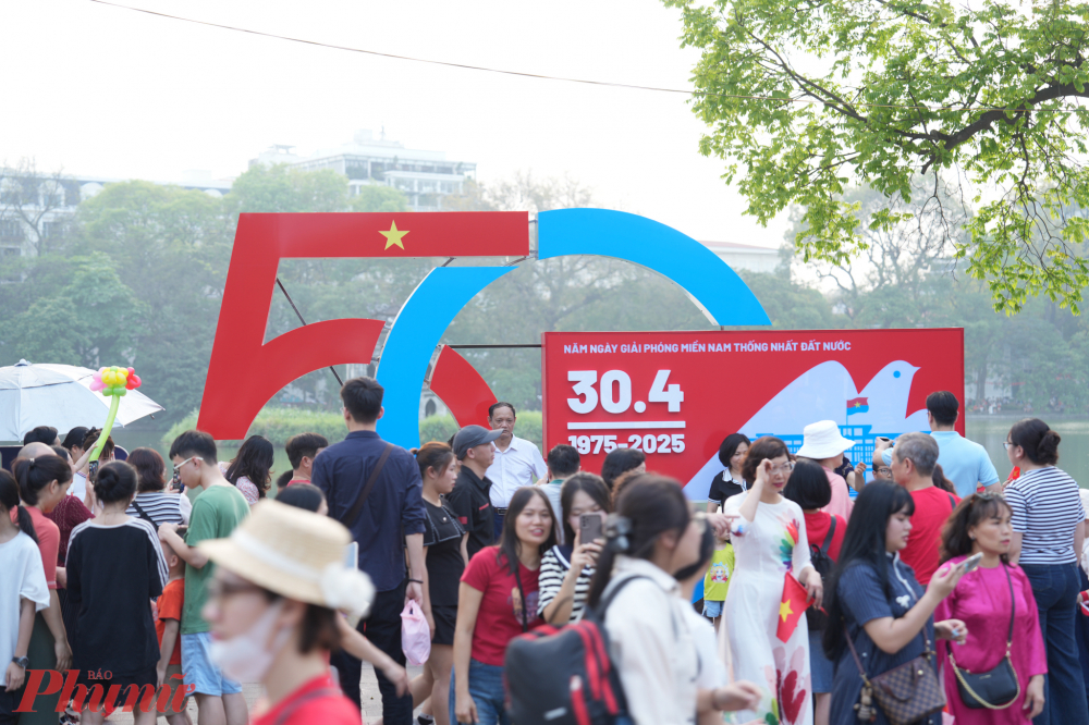 50 năm sau ngày thống nhất, Bắc Nam đã xum họp một nhà. 5 thập kỷ không ngắn nhưng cũng đủ dài để mỗi người con Việt Nam luôn nhớ và trân trọng những công lao của cha ông đã chiến đấu vì dáng hình xứ sở.