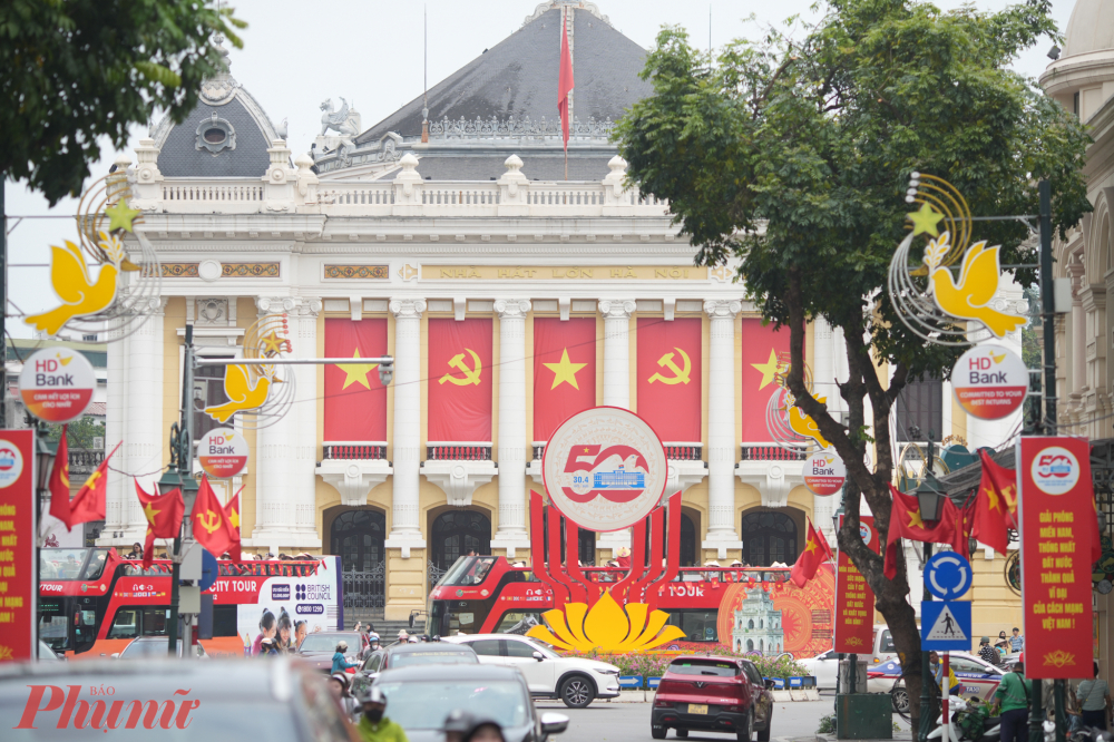 Những ngày này, Hà Nội luôn rợp bóng cờ từ đường lớn tới ngõ nhỏ. Đâu đâu cũng thấy màu cờ Tổ quốc rực rỡ.