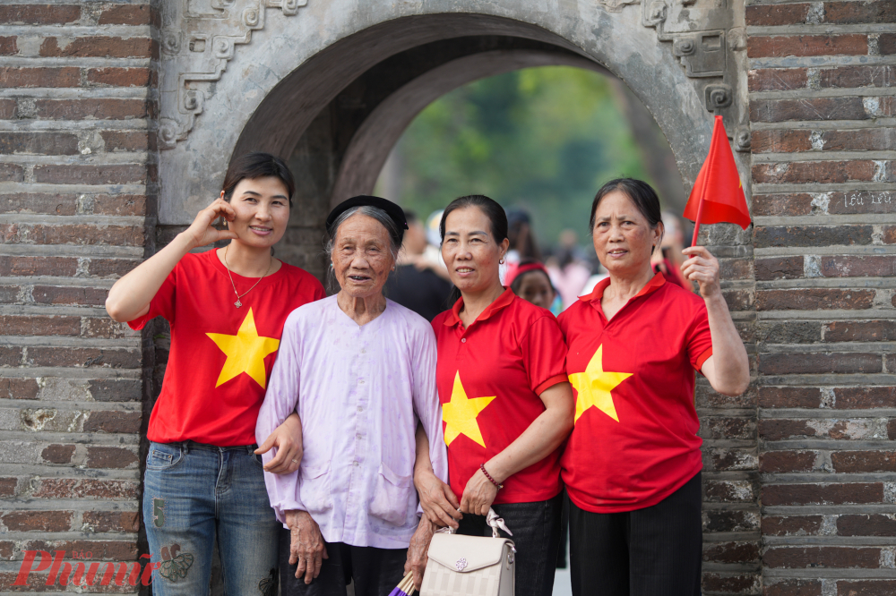 Nhiều gia đình tranh thủ chụp ảnh lưu niệm, ghi lại những khoảnh khắc đáng nhớ trong ngày lễ trọng đại.