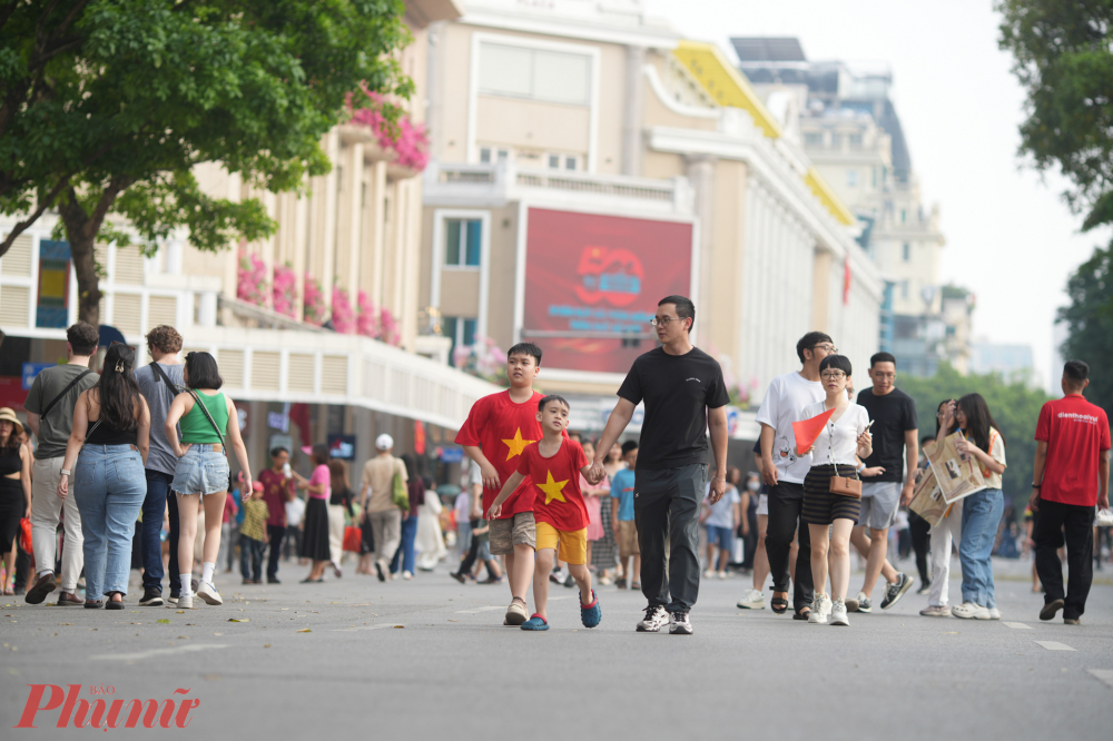 Màu áo cờ đỏ sang vàng 5 cánh tràn ngập khắp phố đi bộ Hoàn Kiếm.