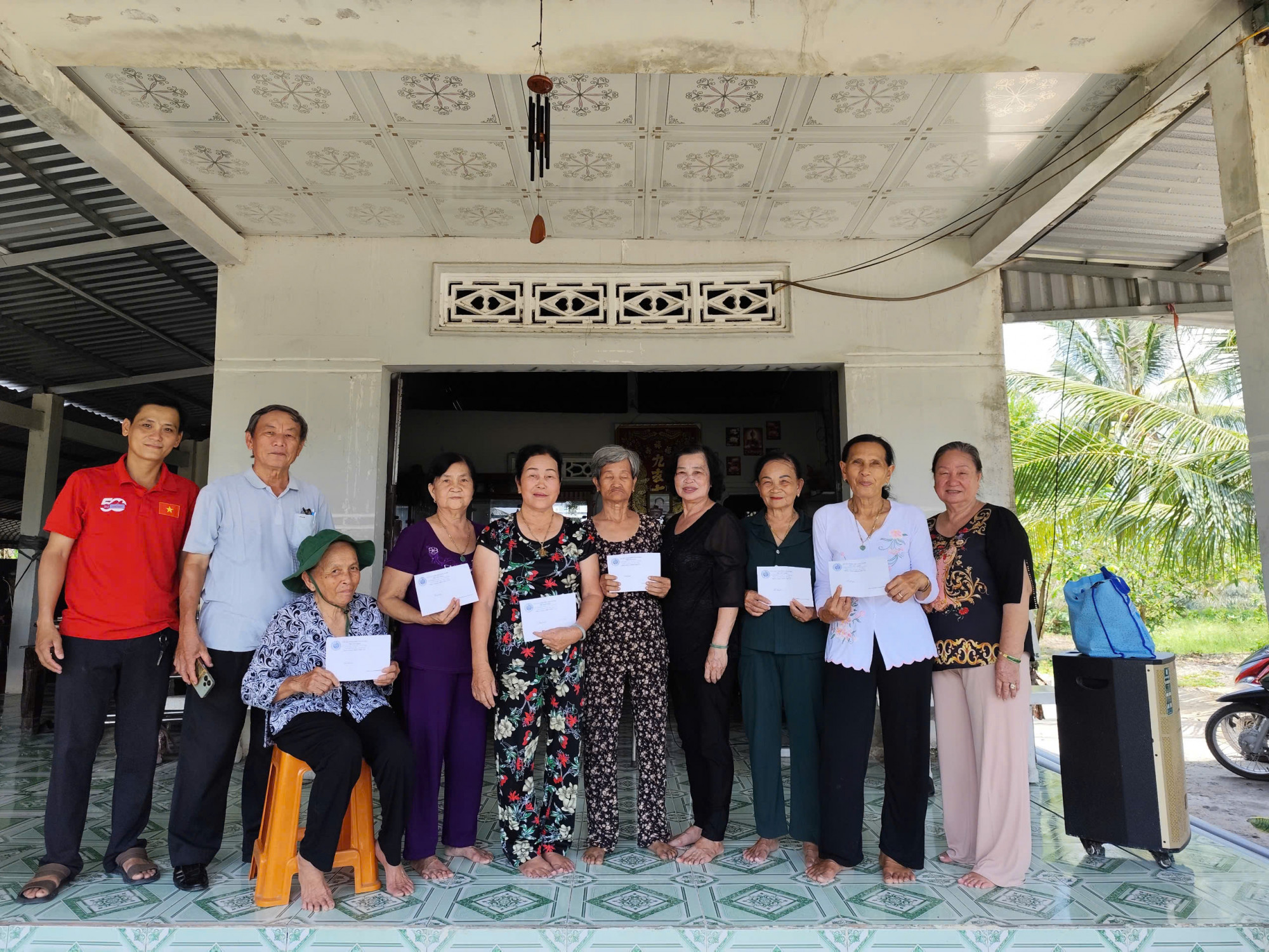 Bà Võ Tuyết Lệ - nguyên Phó Chủ tịch Hội Cựu TNXP tỉnh Kiên Giang (thứ tư từ phải sang) xuống huyện Gò Quao trao quà cho các nữ TNXP 