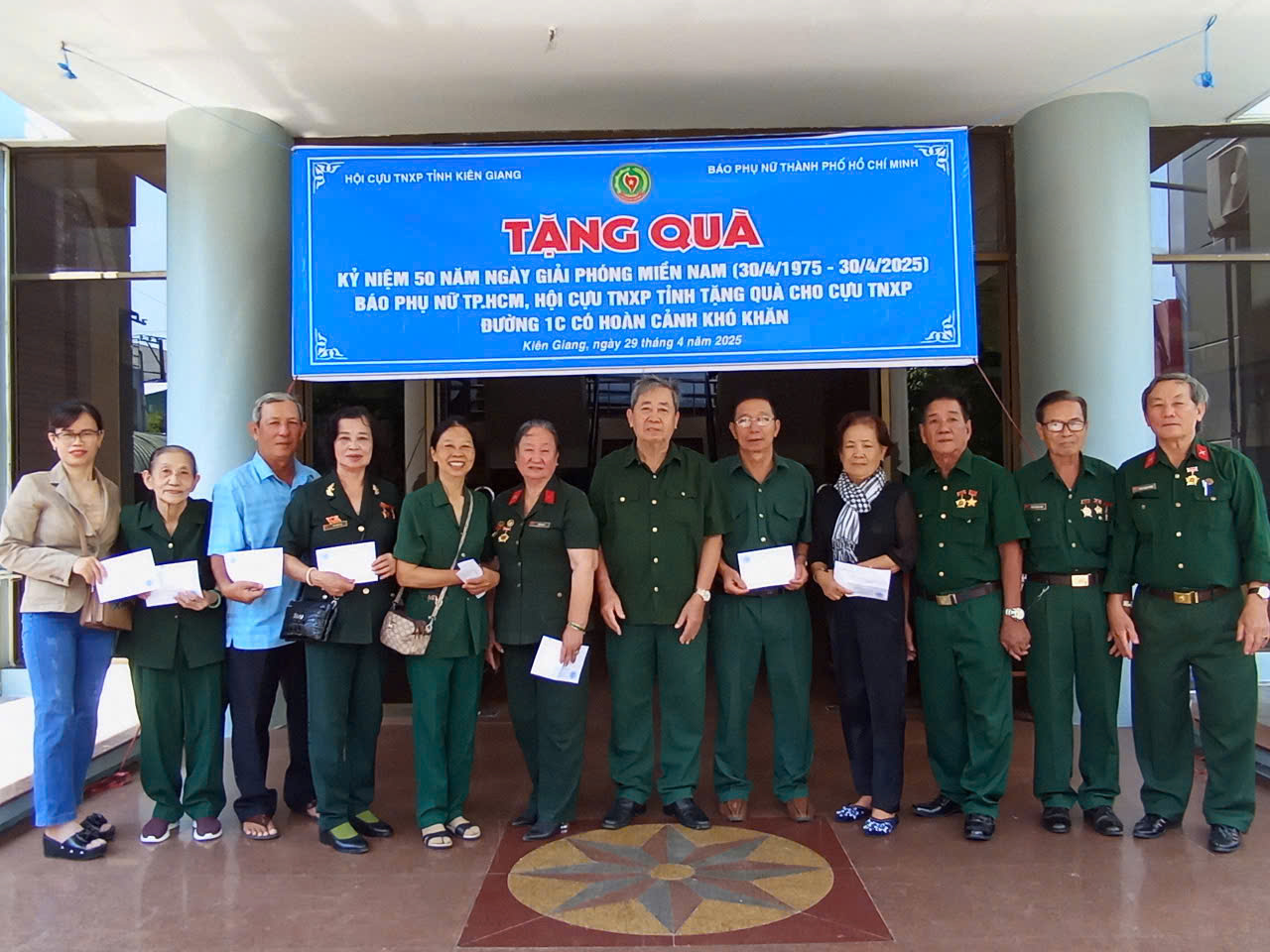 Hội Cựu TNXP tỉnh Kiên Giang đã đại diện Báo Phụ nữ TPHCM trao các phần quà đến các nữ TNXP đường 1C nhân dịp kỷ niệm 50 năm Ngày giải phóng miền Nam, thống nhất đất nước
