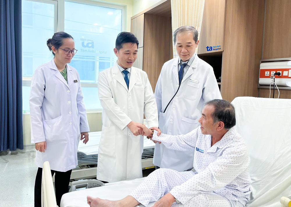 Các bác sĩ khoa Ngoại Lồng ngực - Mạch máu chúc mừng ông Đoán khỏe mạnh sau phẫu thuật cắt u phổi bằng robot - Ảnh: BVĐK Tâm Anh