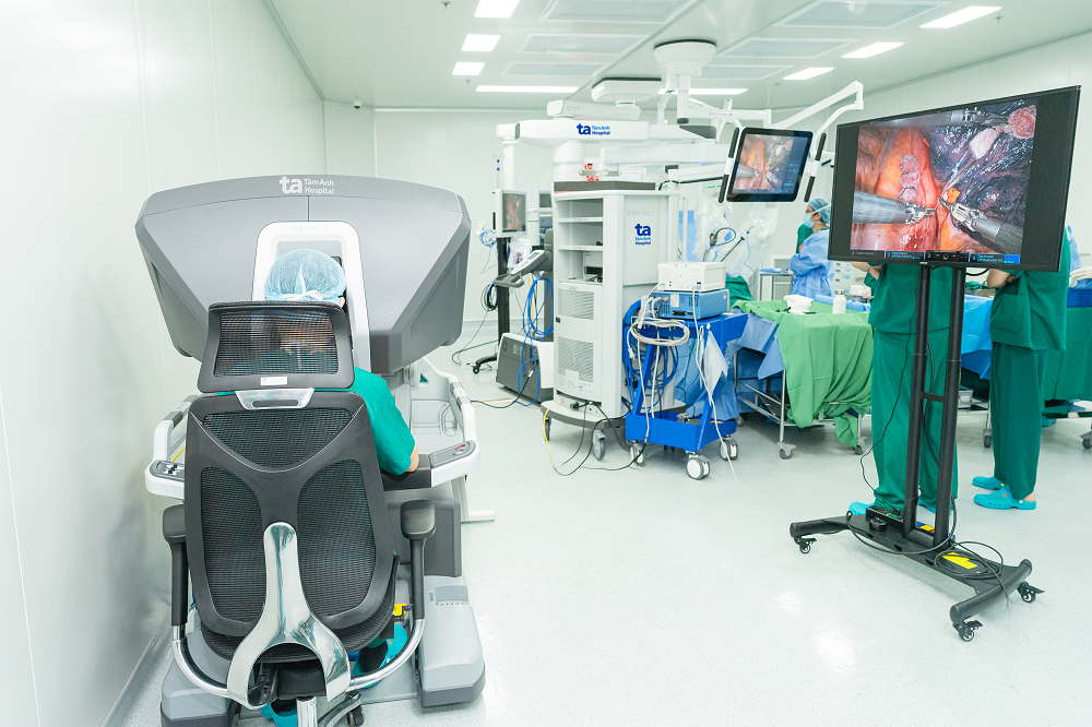 Bác sĩ ngồi ở buồng điều khiển chính, điều khiển 4 cánh tay robot thao tác cắt khối u, phối hợp nhịp nhàng cùng bác sĩ phụ mổ - Ảnh: BVĐK Tâm Anh