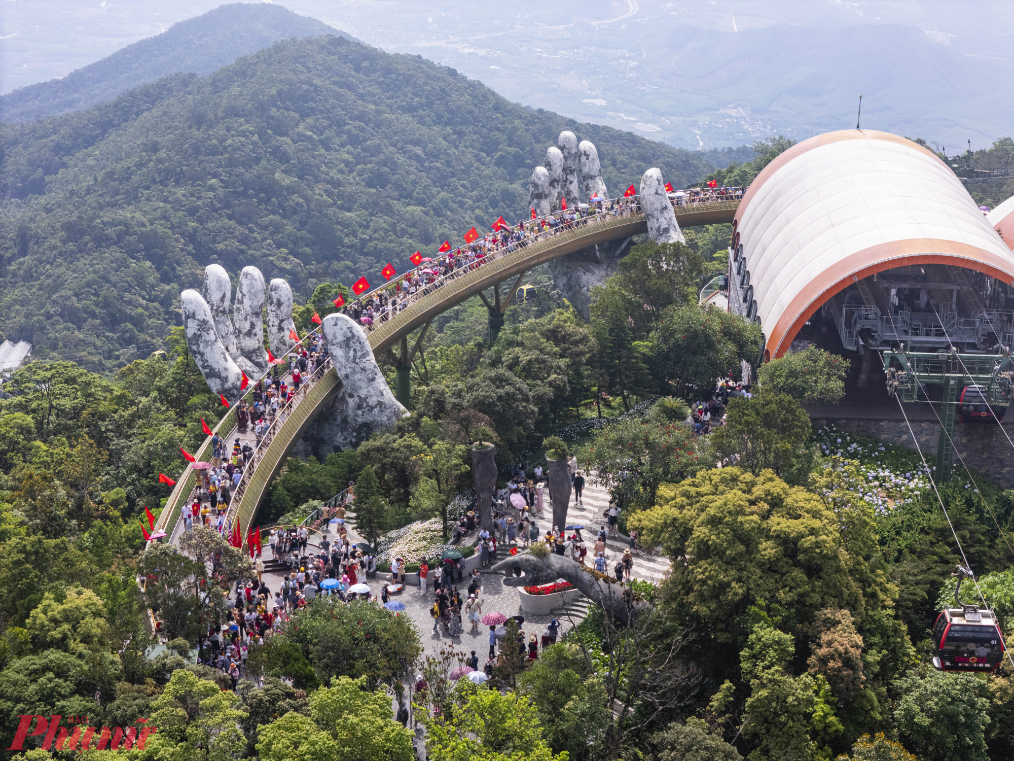 Tại Khu du lịch Sun World Ba Na Hills, ngay từ sáng sớm, hàng ngàn lượt khách đã xếp hàng lên cáp treo để chiêm ngưỡng vẻ đẹp của “châu Âu thu nhỏ giữa lòng thành phố”.