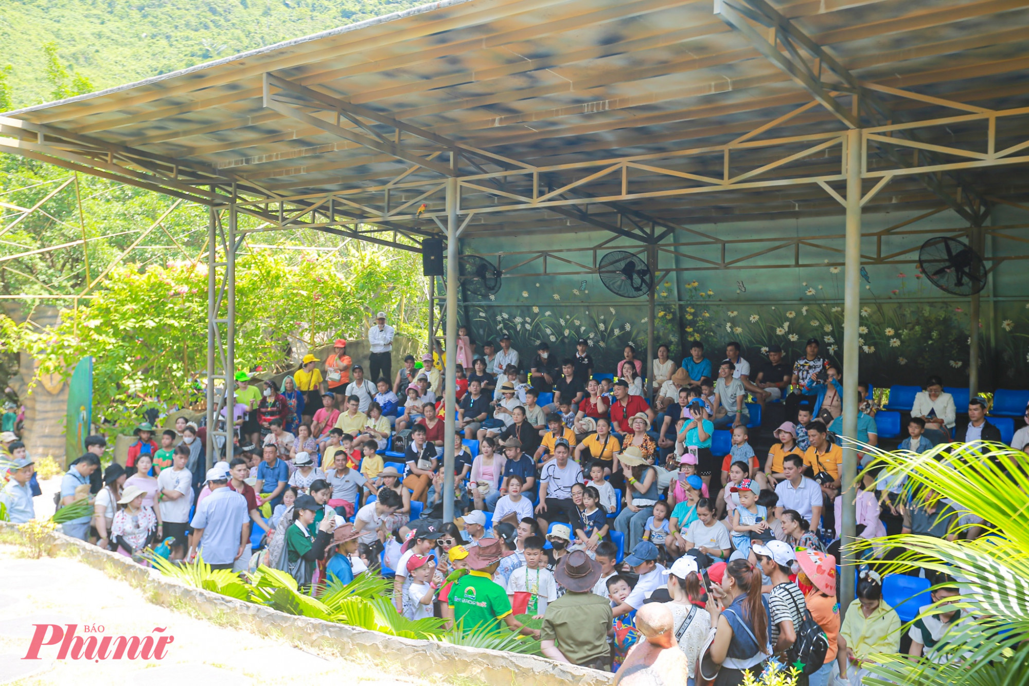 Hàng loạt điểm đến khác như bán đảo Sơn Trà, chùa Linh Ứng, di tích quốc gia đặc biệt danh thắng Ngũ Hành Sơn, Danang Downtown, Da Nang Mikazuki… cũng ghi nhận lượng khách tham quan rất đông.