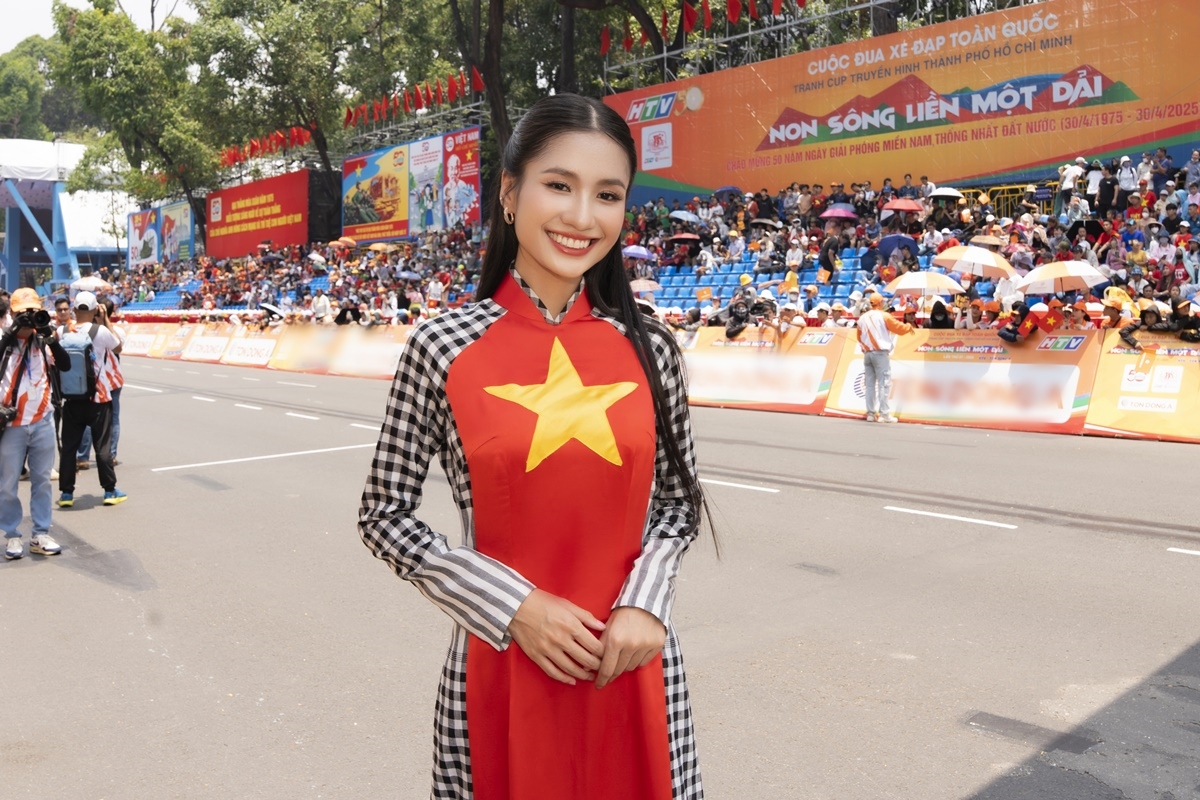 Được đồng hành cùng cuộc đua xe đạp tranh Cúp truyền hình TPHCM trong dịp lễ lớn của quốc gia, Nguyễn Thanh Hà bày tỏ niềm hào hứng khi được chứng kiến các tay đua bứt phá tốc độ và về đích. 