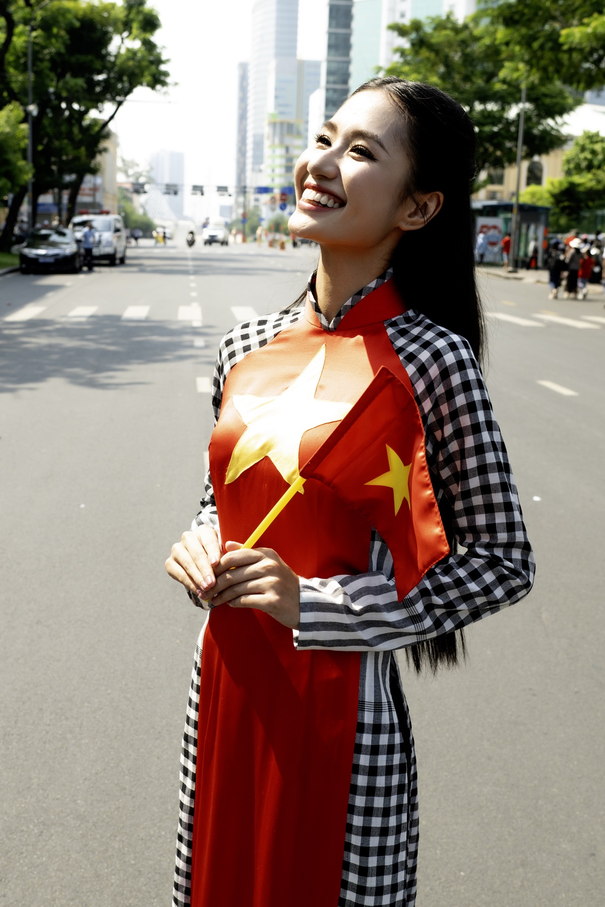 Nguyễn Thanh Hà cho biết ngày Cúp xe đạp truyền hình TP.HCM diễn ra chặng cuối cùng là thời điểm toàn dân hướng đến lễ kỷ niệm 50 năm ngày đất nước thống nhất. Do đó, người đẹp đã chọn thiết kế áo dài lấy cảm hứng từ lá cờ Tổ quốc, kết hợp cùng chi tiết khăn rằn là biểu tượng đẹp của vùng đất Nam Bộ. 