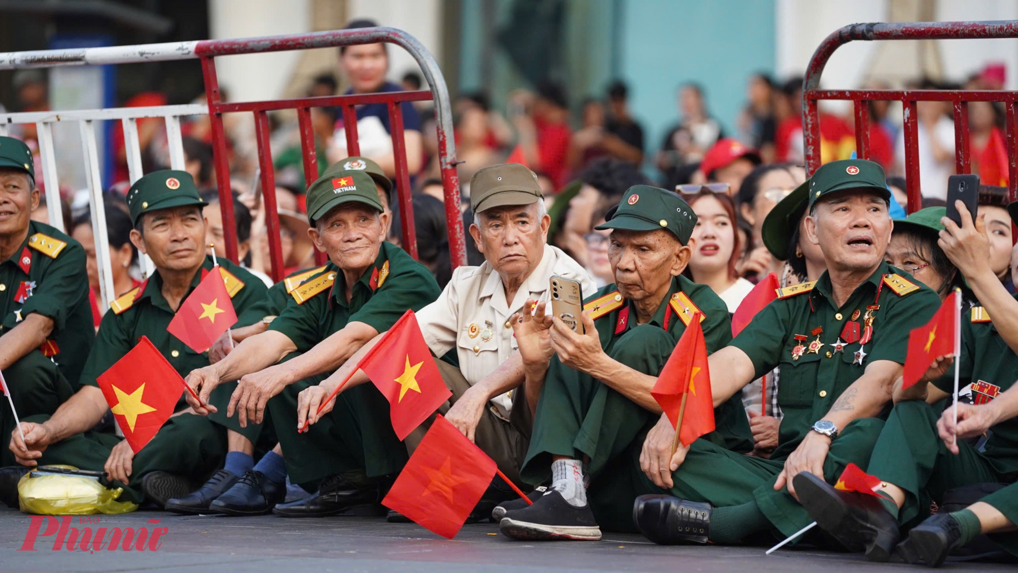 Khối “đặc cách” và những tiếng hò reo: “Con cảm ơn ông rất nhiều!” Các cựu chiến binh được mời lên để ngồi trước