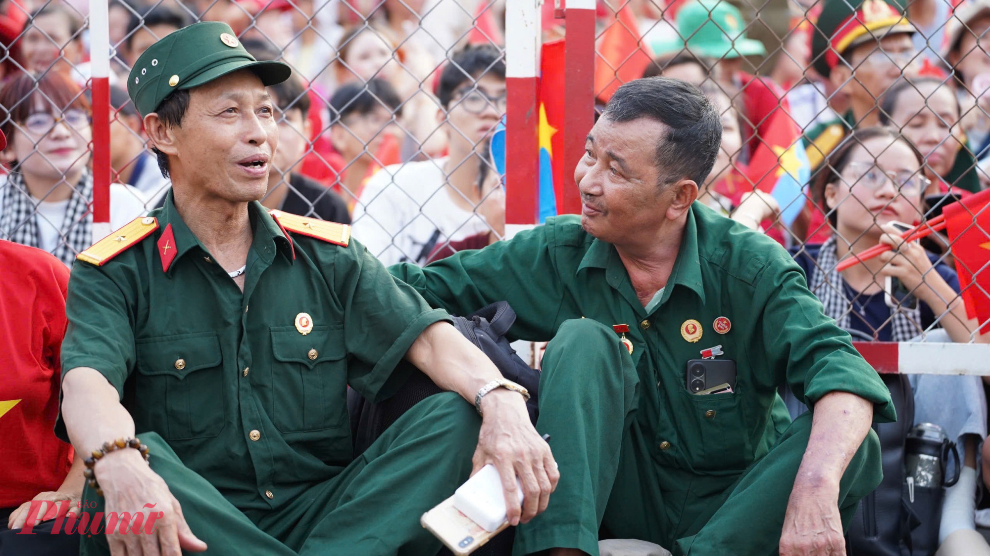 Khối “đặc cách” và những tiếng hò reo: “Con cảm ơn ông rất nhiều!” Những