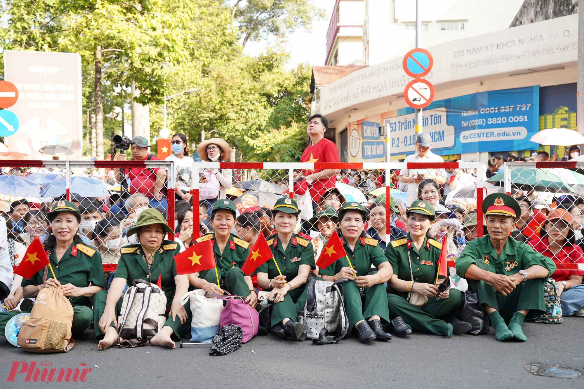 Khối “đặc cách” và những tiếng hò reo: “Con cảm ơn ông rất nhiều!” Nhiều nhóm cựu