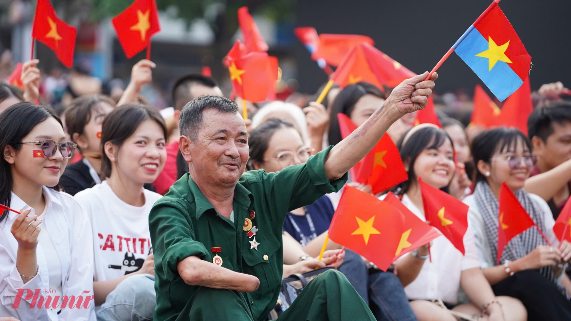 Khối “đặc cách” và những tiếng hò reo: “Con cảm ơn ông rất nhiều!” Cựu chiến binh ngồi cùng bạn trẻ, mừng hoà bình của hôm nay