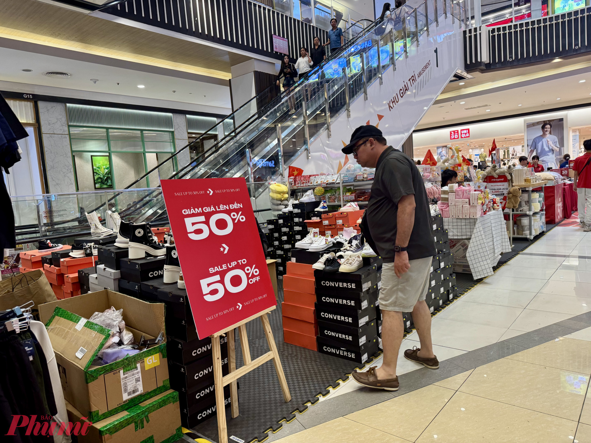 Một số thương hiệu ngoại như Converse (Mỹ) cũng giảm giá 50% song lượng khách khá vắng