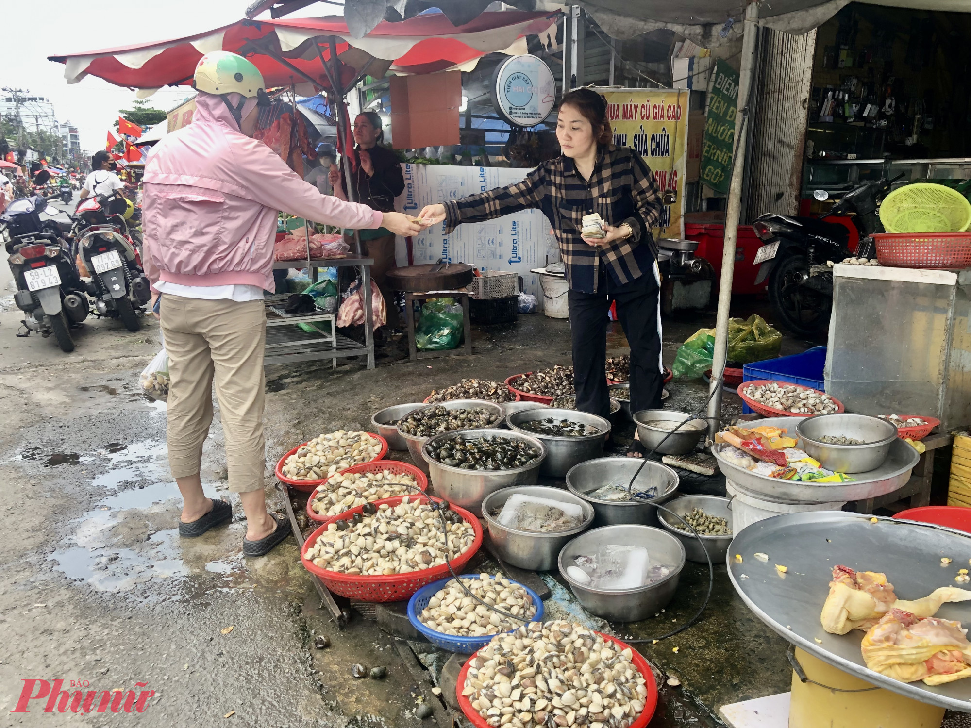 Nếu khách có mua cũng chỉ tập trung ở các ngành hàng thuỷ hải sản