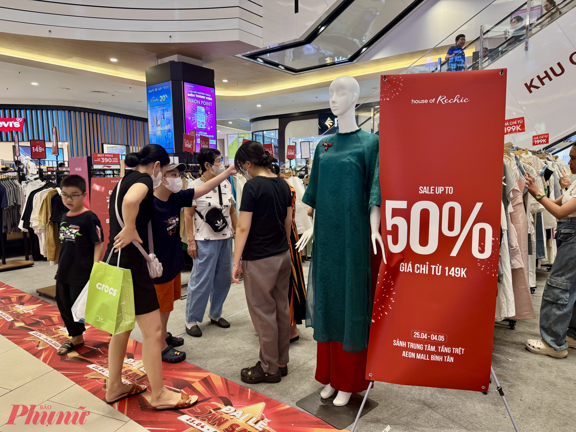 Nhiều thương hiệu thời trang cũng giảm giá 50% sản phẩm nhưng người mua không đông như tại các khu vực kinh doanh thực phẩm