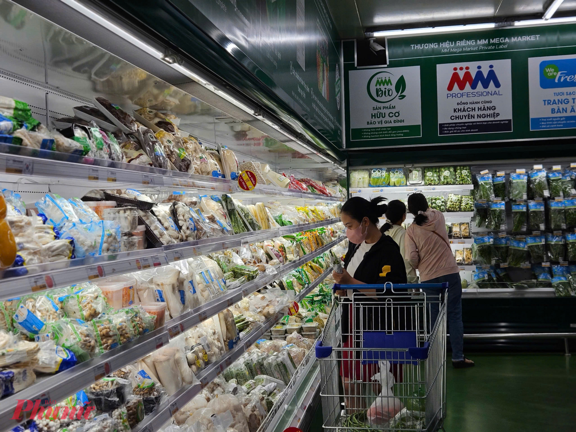 MM Mega Market An Phú (TP Thủ Đức) cũng giảm giá 50% sản phẩm thuộc ngành hàng tiêu dùng, thiết yếu, thực phẩm. Doanh số 30/04: + 55.8% so với năm ngoái    a. Hàng tươi sống: +17.7%    b. Hàng Khô, thiết yếu: +102.2%    c. Hawng Phi thực phẩm: +0.1% ông Đinh Quang Khôi, Giám đốc Marketing MM Mega Market Việt Nam