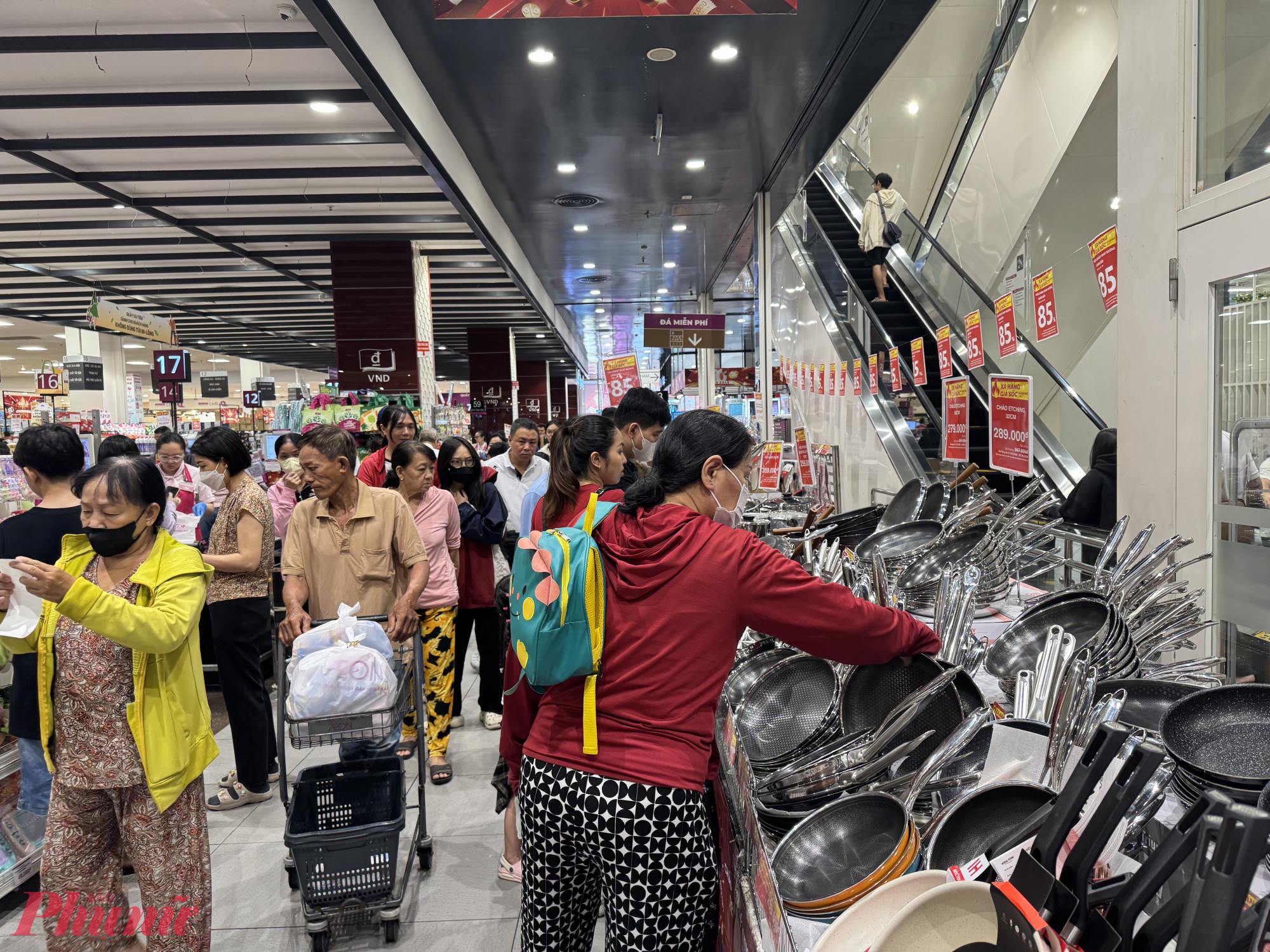 Dịp này, nhiều thương hiệu giảm giá sản phẩm sâu đến 50%
