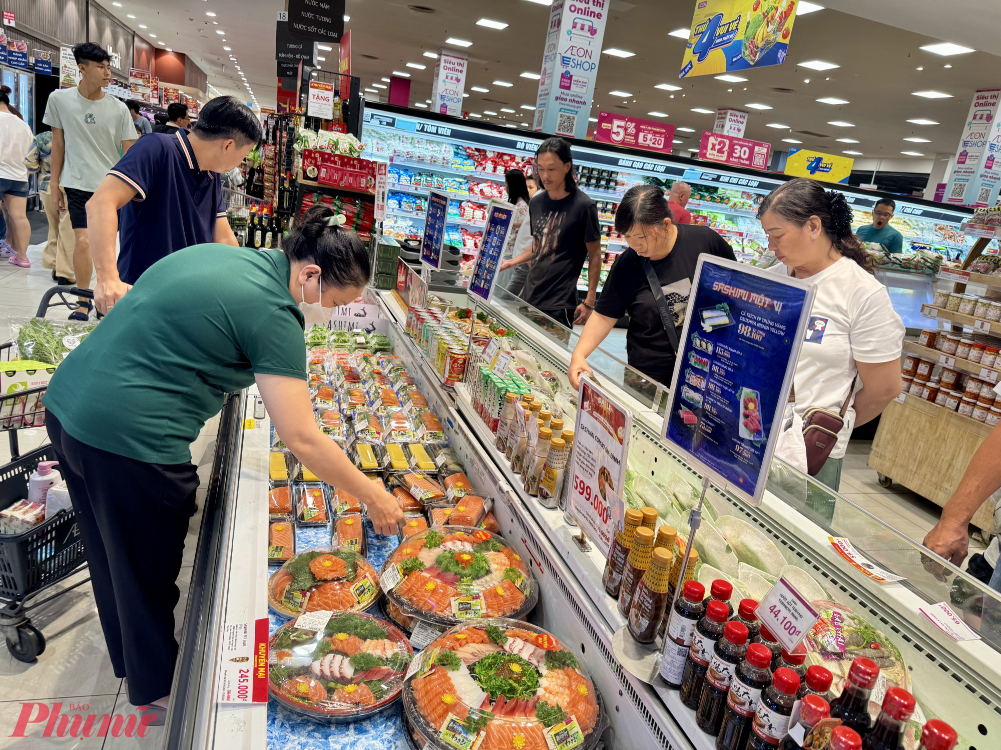 Khá đông khách chọn các các combo sushi hoặc sasimi cá hồi vì được giảm giá 