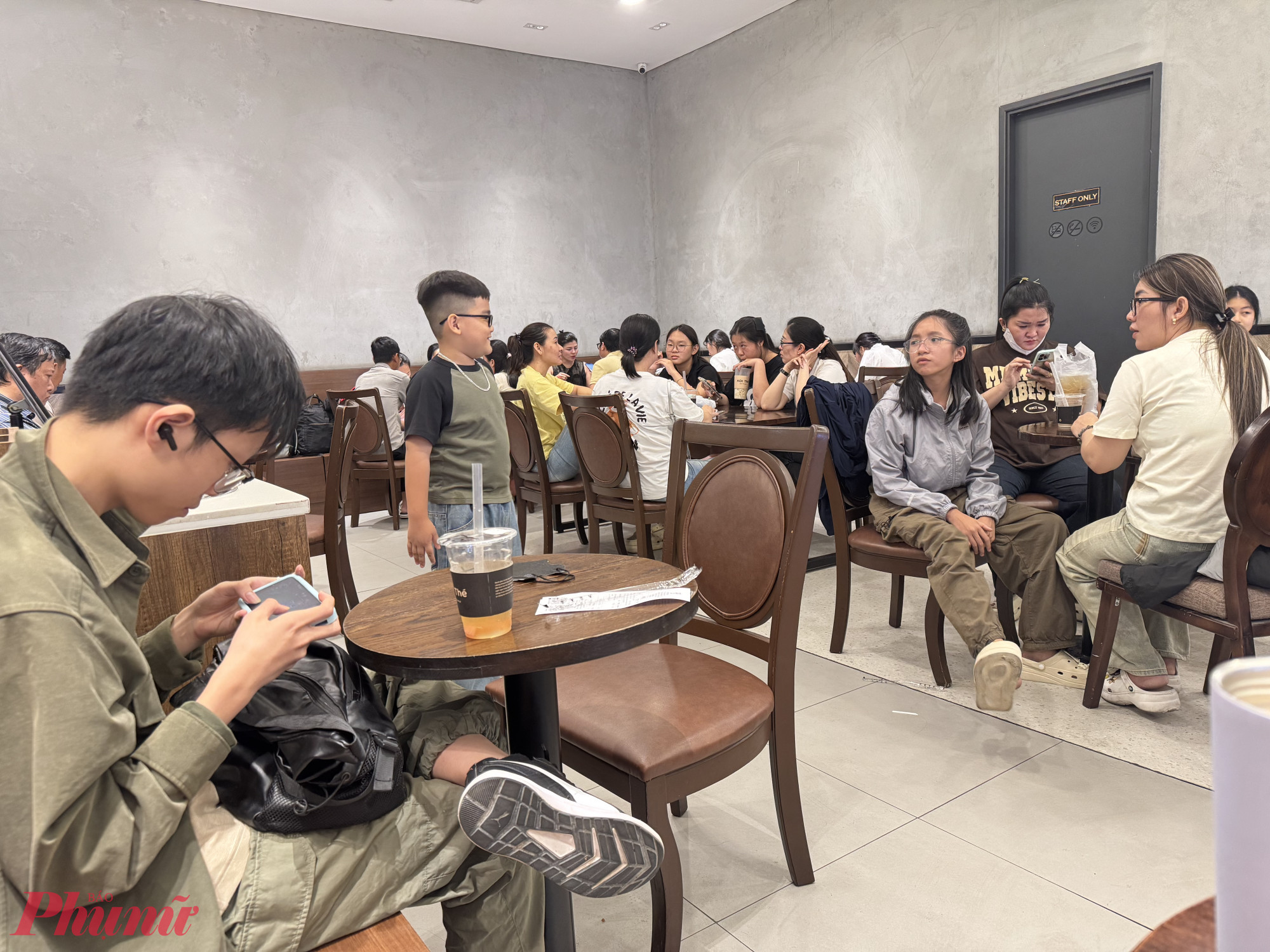 Trong khi đó thì các cửa hàng ăn uống tại Trung tâm này, lượng khách có đông hơn