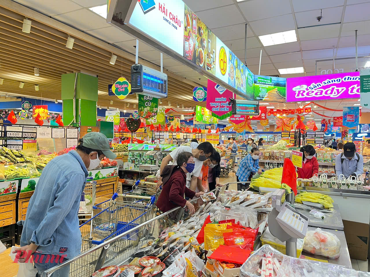 Tại Co.op Mart Lý Thường Kiệt (quận 10, TPHCM), các ngành hàng đều giảm giá Các ngành hàng ở siêu thị này đều giảm đến 50% tất cả các ngành hàng: thực phẩm tươi sống, thực phẩm khô, hóa mỹ phẩm, đồ dùng, may mặc.