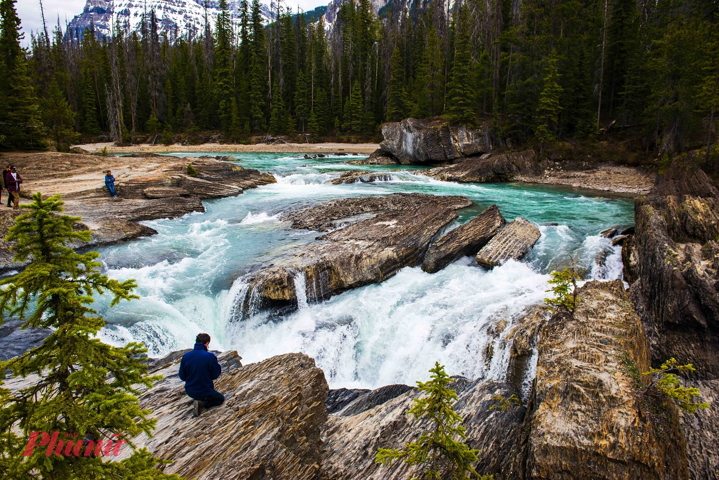 Khi đến Banff Bạn nên thư giãn tại tại suối nước nóng Banff Upper Hot Springs và đừng bỏ qua thị trấn Banff sôi động với nhiều cửa hàng, nhà hàng, bảo tàng và các hoạt động giải trí.