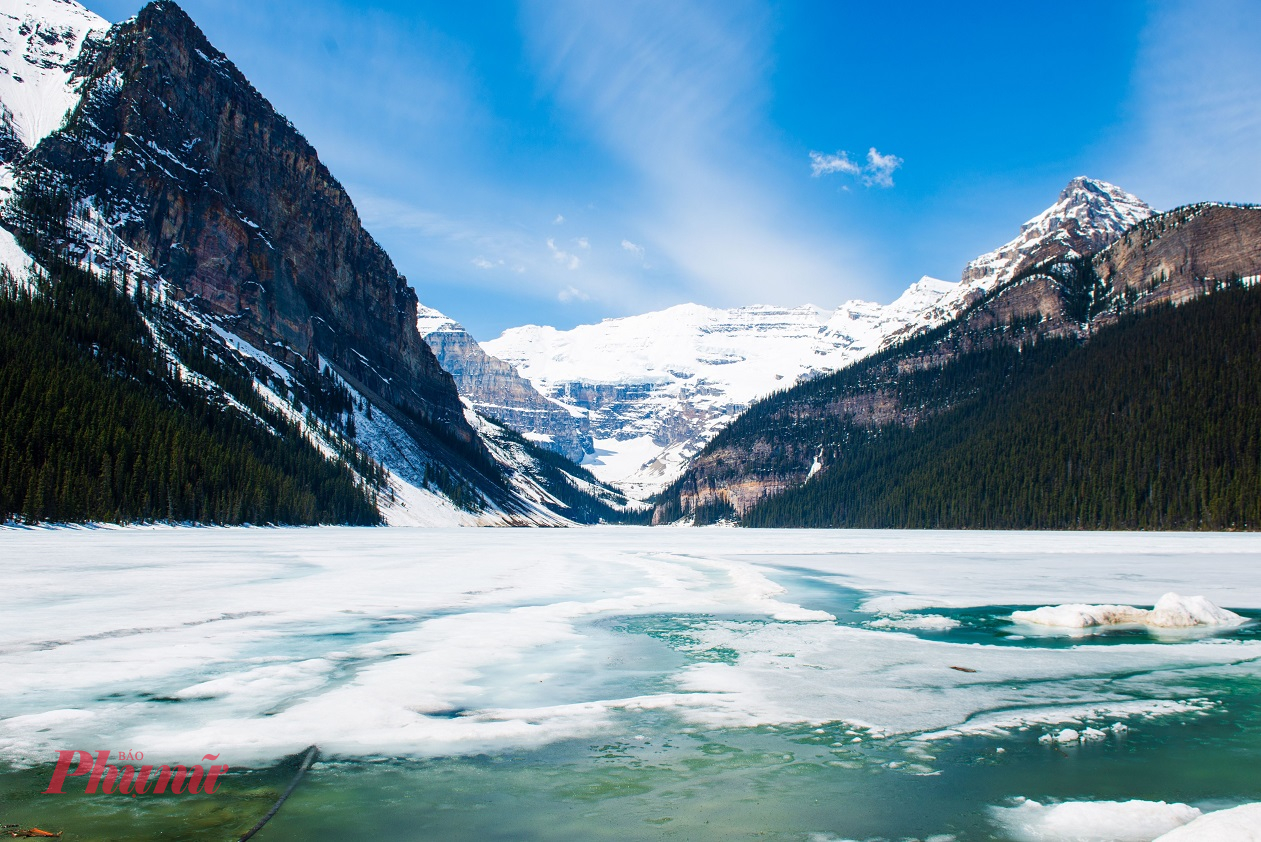 Bạn đừng quên đi trên con đường tuyệt đẹp Icefields Parkway dài 230 km nối hồ Louise và Jasper, đi qua vô số sông băng, hồ nước màu ngọc lục bảo và thung lũng rộng lớn. 