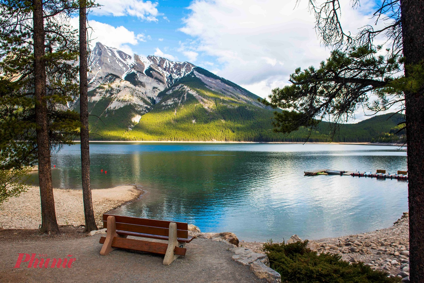 Du khách phải mua vé vào cổng Banff và nên kiểm tra thông tin trên trang web của Banff National Park trước chuyến đi.