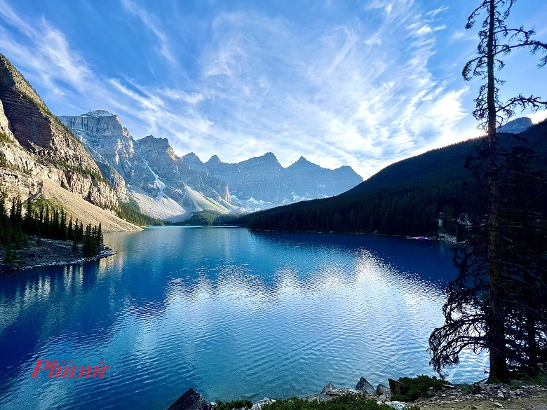 Với diện tích hơn 6.600 km2, Banff có những dãy núi hùng vĩ, các hồ trong xanh và sông băng tuyệt đẹp; thung lũng và đồng cỏ xanh mướt; rừng thông bạt ngàn tạo nên không khí trong lành và cảnh quan thơ mộng.