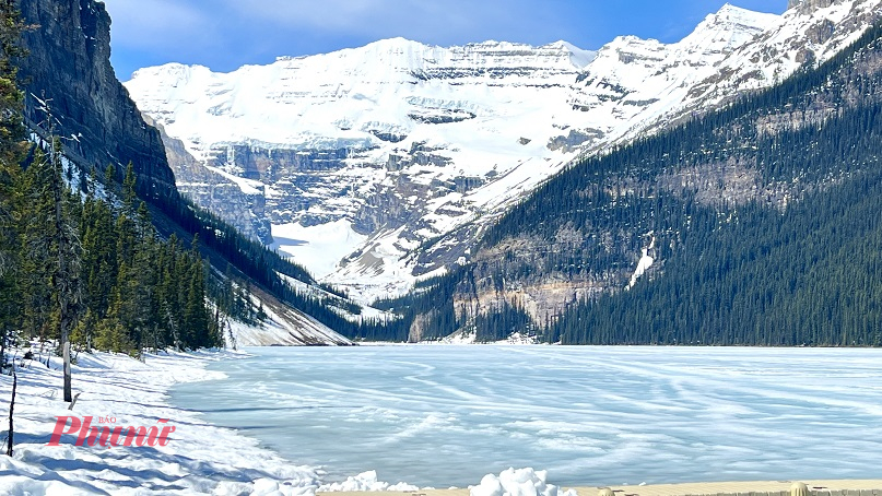 Mùa hè từ tháng Sáu đế tháng Chín, du khách đến Banff nhiều nhất vì thời tiết dễ chịu, những hoạt động ngoài trời phong phú và cảnh núi non tuyệt đẹp. Khám phá các con đường mòn trong rừng và chinh phục những đỉnh núi cao là hoạt động vô cùng thú vị. Vào mùa đông, Banff trở thành “thiên đường” để trượt tuyết, trượt băng và các môn thể thao mùa lạnh. 