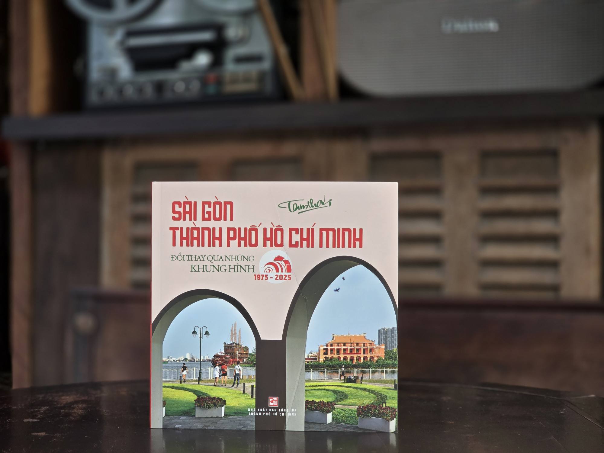 Cuốn sách có nhiều bức ảnh quý của nhiếp ảnh gia Tam Thái. Ảnh: NXB Tổng hợp TPHCM
