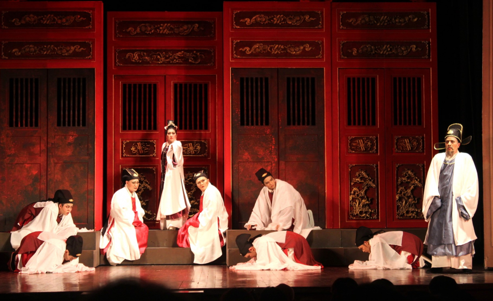 Đối diện với Nguyễn Trãi, 